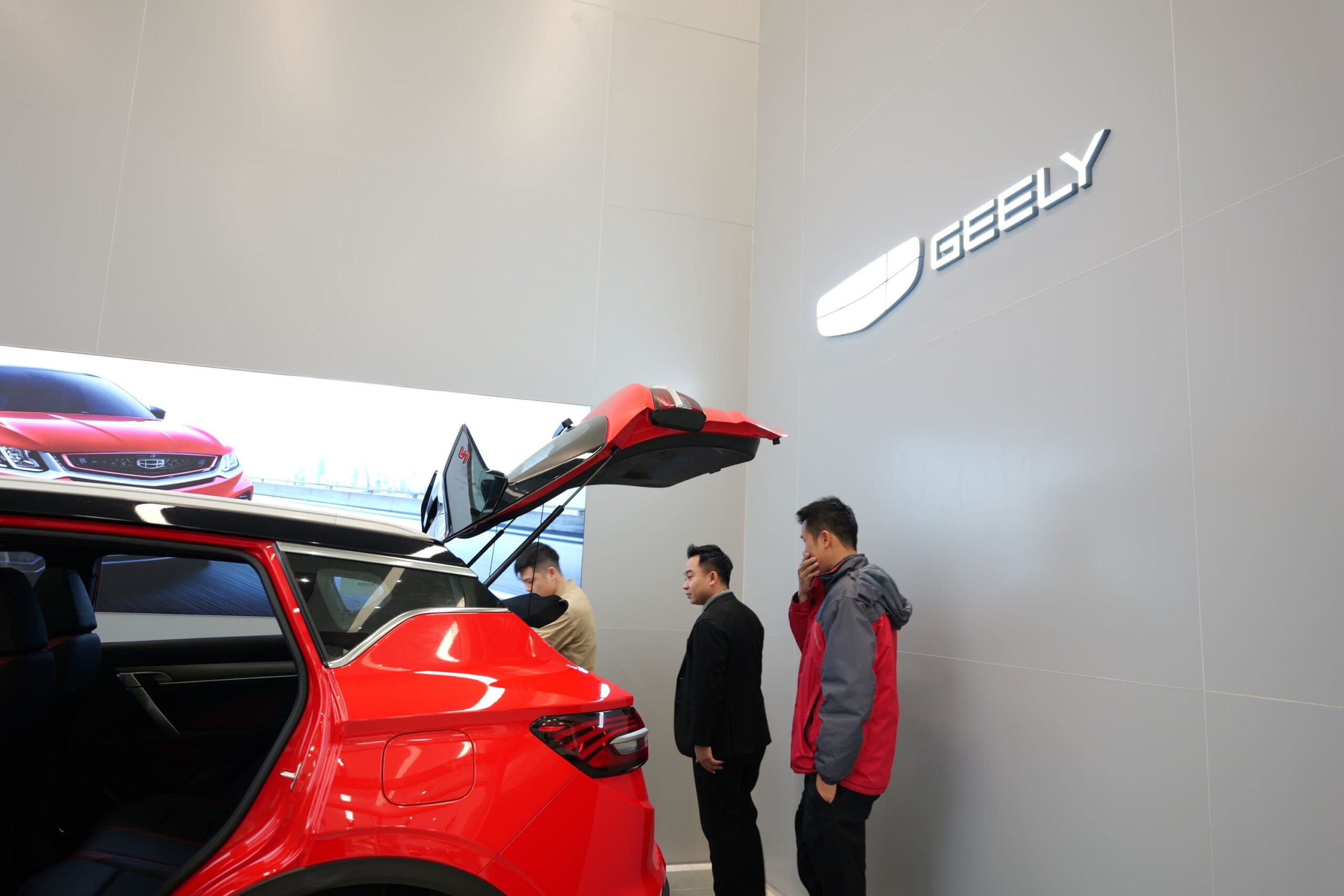 Đội ngũ Geely Nguyễn Văn Trỗi hỗ trợ khách hàng nhiệt tình